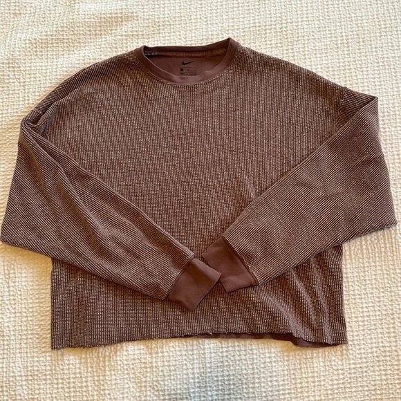 Nike Embroidered Cropped Crew Neck - Picture 1 of 5